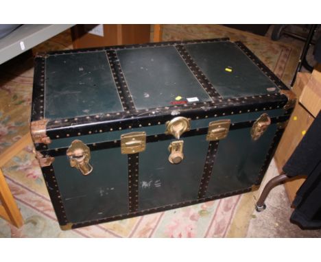 A VINTAGE TRAVELLING TRUNK W-92 CM