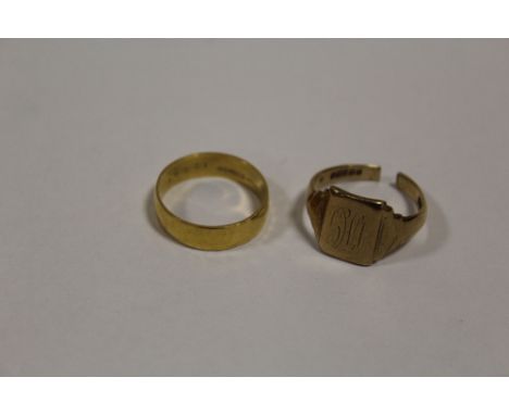 A HALLMARKED 22 CARAT GOLD WEDDING BAND TOGETHER WITH A HALLMARKED 9 CARAT GOLD SIGNET RING A/F