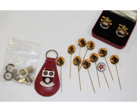 A BAG OF VINTAGE FOOTBALL RELATED COLLECTABLES TO INCLUDE WOLVES STICK PINS, MANCHESTER UNITED CUFFLINKS, KILMARNOCK FOOTBALL