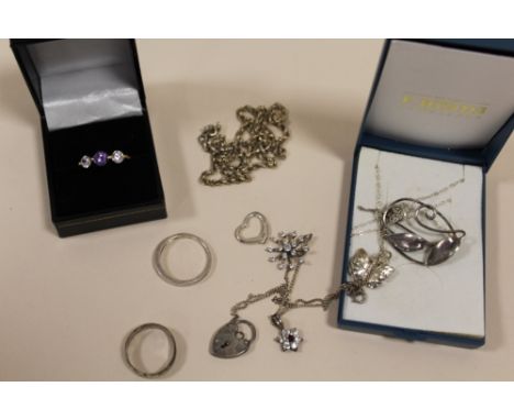 A BAG OF ASSORTED SILVER JEWELLERY TOGETHER WITH A YELLOW METAL DRESS RING 