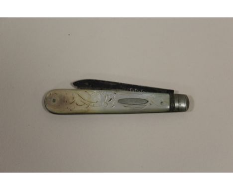 A HALLMARKED SILVER AND MOTHER OF PEARL FRUIT KNIFE