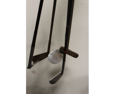 A COLLECTION OF VINTAGE GOLF CLUBS, WOODEN HANDLED AND OTHER (5)