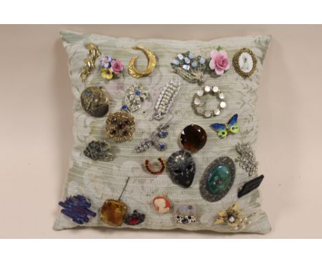 A SELECTION OF VINTAGE BROOCHES 