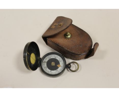 A WWI VINTAGE COMPASS IN ORIGINAL CASE 