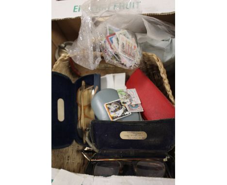 A TRAY OF COLLECTABLES TO INCLUDE VINTAGE SPECTACLES, STAMPS ETC. 