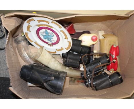 A BOX OF COLLECTABLES TO INCLUDE BINOCULARS, MOTORISED VINTAGE TOY CAR, HORN ETC. 