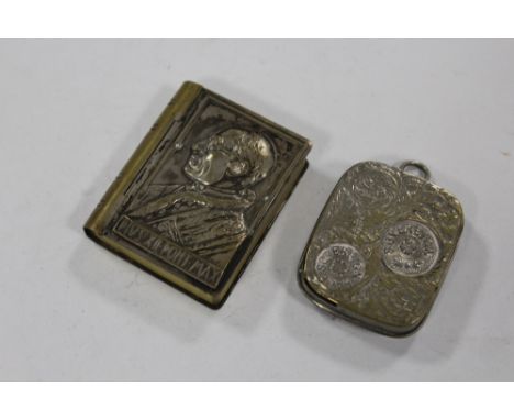 AN ANTIQUE VESTA/ SNUFF BOX, TOGETHER WITH A COIN HOLDER 