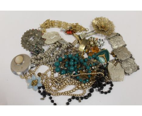 A BAG OF VINTAGE COSTUME JEWELLERY TO INCLUDE BROOCHES 