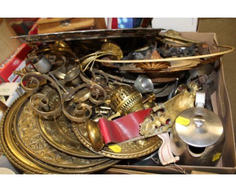 A TRAY OF ASSORTED METALWARE TO INCLUDE FURNITURE FEET, BRASS CANDLESTICK, CIGARETTE CASES ETC.