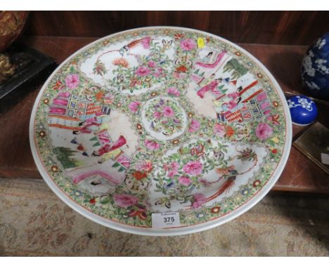 A LARGE ORIENTAL FAMILLE ROSE CERAMIC CHARGER 