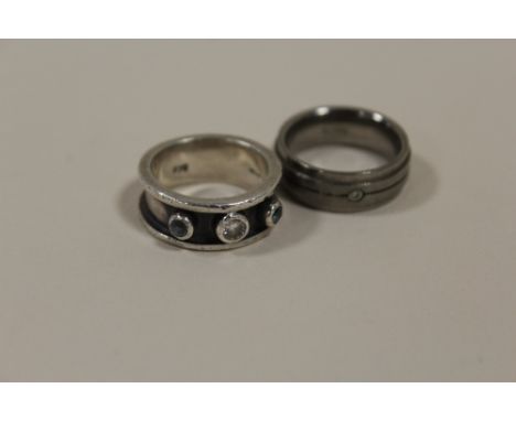 A HALLMARKED SILVER DRESS RING TOGETHER WITH A TITANIUM DIAMOND SET RING (2)