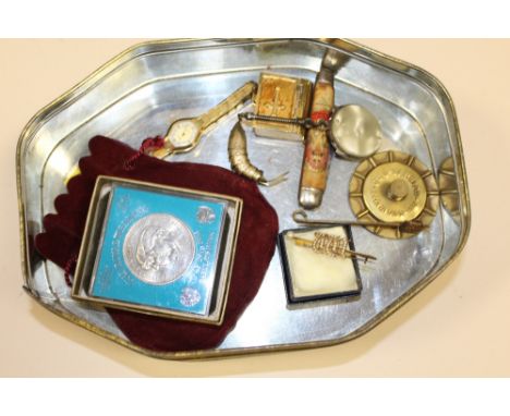A TIN OF COLLECTABLES TO INCLUDE AN ANTIQUE YELLOW METAL AND SEED PEARL BROOCH, ARTICULATED FISH PENDANT ETC. 