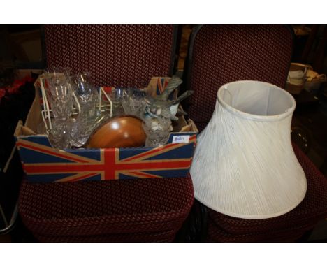 A TRAY OF SUNDRIES TO INC A BIRD FIGURE TOGETHER WITH A LIGHT SHADE