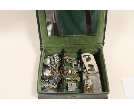 A VINTAGE JEWELLERY BOX AND CONTENTS 