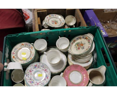A SMALL WOODEN BOX OF SPODE CHINESE ROSE CUPS AND SAUCERS TOGETHER WITH A TRAY OF MOSTLY SPODE CHINESE ROSE AND OTHER CHINA