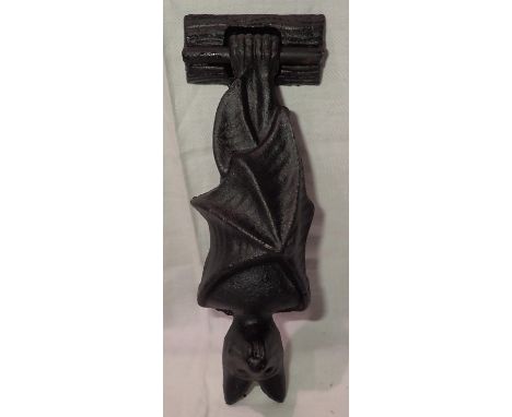 Cast iron bat door knocker, H: 17 cm. P&amp;P Group 1 (£14+VAT for the first lot and £1+VAT for subsequent lots) 
