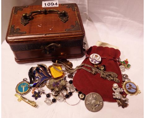 Mixed jewellery including brooches and a single cultured pearl, with certificate. P&amp;P Group 1 (£14+VAT for the first lot 