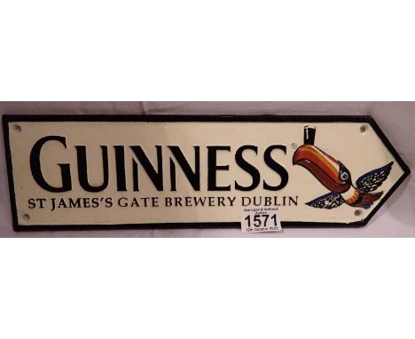 Cast iron Guinness Toucan arrow, W: 35 cm. P&amp;P Group 1 (£14+VAT for the first lot and £1+VAT for subsequent lots) 