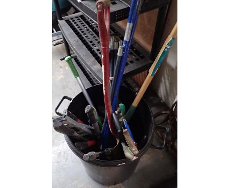 Quantity of mixed gardening tools, (bin not included). Not available for in-house P&amp;P 