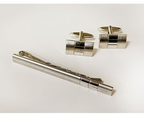 SILVER TIE CLIP WITH A PAIR OF SILVER CUFFLINKS