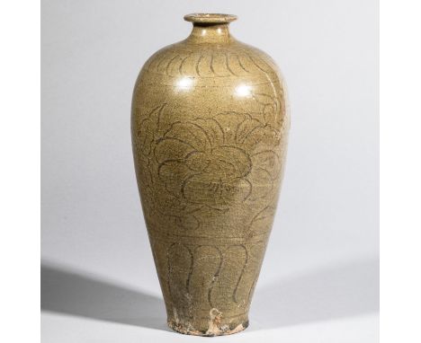 Meipingen Longquan porcelain vase decorated with peony incisions under monochrome celadon glaze. Porcelain. Ming Dynasty.1368