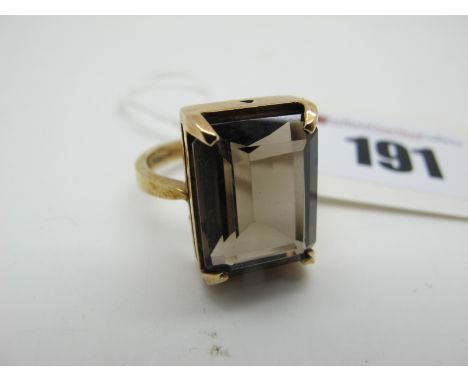 A Large 9ct Gold Dress Ring, with a four claw rectangular centre, between plain tapered shoulders (finger size R) (overall we