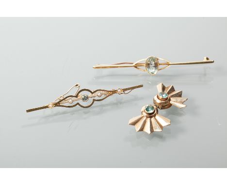 EDWARDIAN AQUAMARINE AND SEED PEARL BAR BROOCH
set with a central round aquamarine and four seed pearls, marked "15CT" for fi