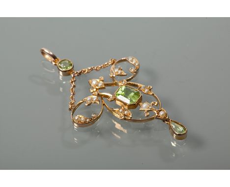 EDWARDIAN PERIDOT AND SEED PEARL HOLBEIN
of openwork form, set with a central step cut peridot, surrounded by split pearls, a