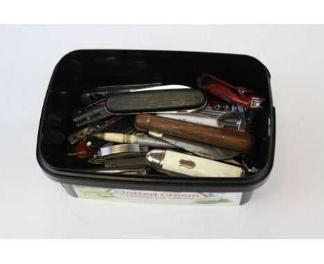 A collection of pocket / penknives to include Solingen and Victorinox. 