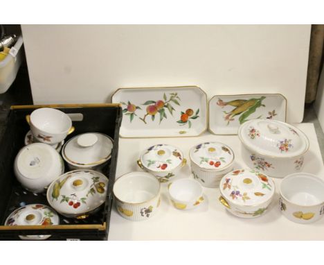 A quantity of Worcester Evesham to include serving dishes,tureens, ramakins etc. 
