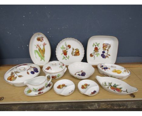 Royal Worcester 'Evesham' tableware&nbsp;