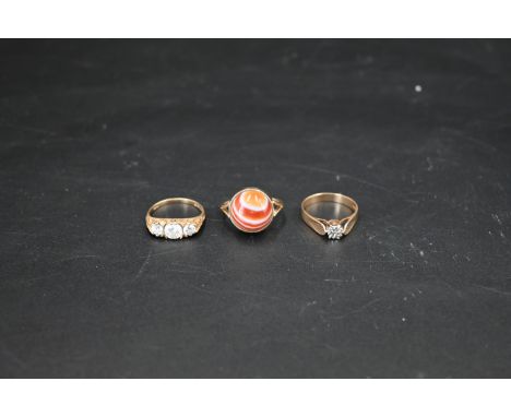 9ct gold banded agate ring size K, total weight 4.78g, a 9ct gold and diamond star set ring size Q total weight 2.02g and a 9