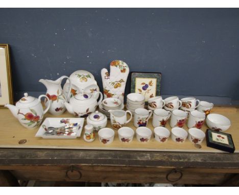 Royal Worcester 'Evesham' tableware&nbsp;