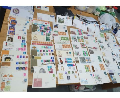 Box of 1970s-2000s QEII first day cover Machin definitives, many with special postmarks, including high value examples (Qty) 