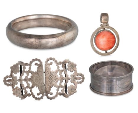 A COLLECTION OF SILVER ITEMS (.925) to include a hollow hinged bangle, a stone set swivel fob, a vintage nurse's buckle, a fl