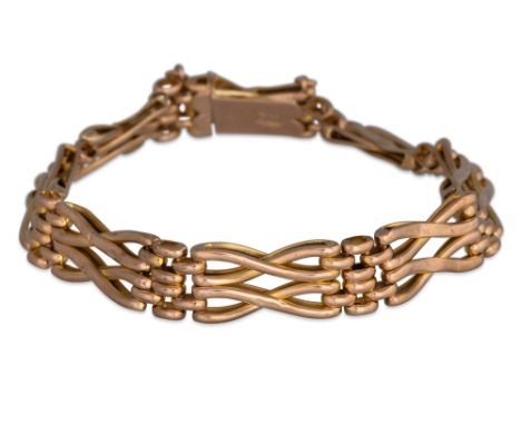 A 9CT GOLD ANTIQUE GATE BRACELET, with safety chain, ca 11.7 g.