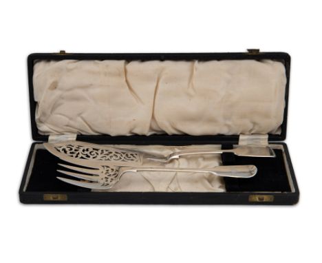 A CASED VICTORIAN FIDDLE PATTERN FISH SERVER, and fork, London 1857, 260 g.