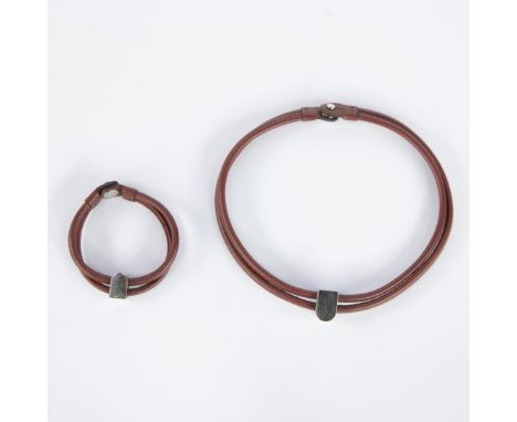 DELVAUX, Key ring or handbag accessory + bracelet in leatherDELVAUX, Sleutelhanger of handtas-accessoire + bracelet in lederD