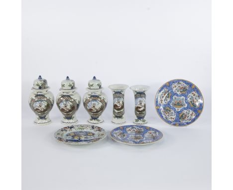18th century Delftware consisting of a five-piece cabinet set and 3 polychrome platesDelfts aardewerk 18e eeuw bestaande uit 
