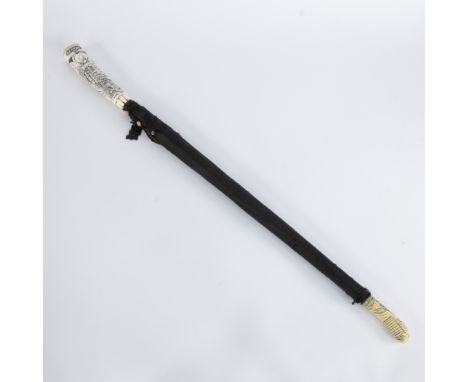 Japanese silk umbrella with finely engraved handle with figural representation, Meiji, circa 1900Japanse zijden paraplu met f