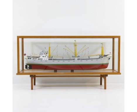 Beautifully executed scale model of the freighter 'Fruen' in a display case with wooden baseFraai uitgevoerd schaalmodel van 