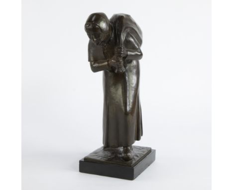 Jan VAN DAMME (1957-2021), bronze sculpture of an old woman with a bag on her back, signed and dated 1934, with foundry stamp