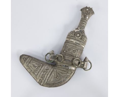 Very finely crafted Omani silver Khanjar dagger with richly decorated scabbard and hilt, fittings show fine silver wire and f