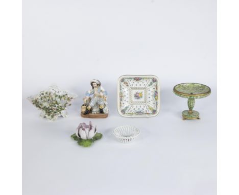 Lot with porcelain items consisting of a jardinière with relief decoration of flowers style MEISSEN, green veined marble tazz