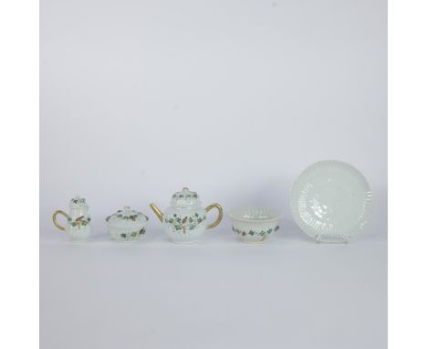 Exceptional and rare ensemble in Chinese porcelain, bowl with plate for tea ceremony, milk jug, teapot and sugar bowl with de