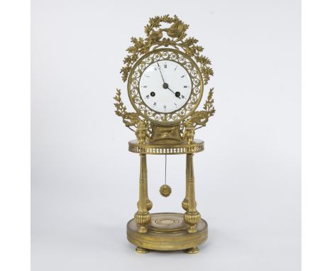 Elegant French Empire table clock in finely chiseled gilt bronze in the style of 'Retour d'Egypte', early 19th centuryElegant