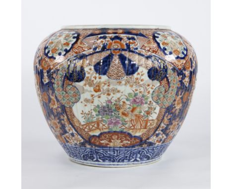 Polychrome painted Japanese Imari flower pot, Meiji periodPolychroom beschilderde Japanse Imari bloempot, Meiji-periodeH 34 D