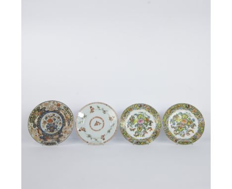 4 Chinese plates, Imari, Canton and famille verte plate with carps, Kangxi, 18th/19th centuryLot van 4 Chinese borden Imari, 