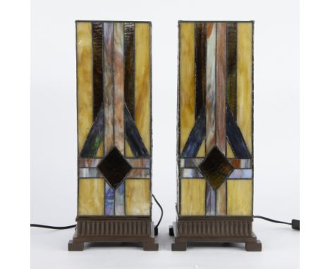 Decorative and geometrically designed pair of stained glass table lamps in Art Deco revival style, 20th centuryDecoratief en 