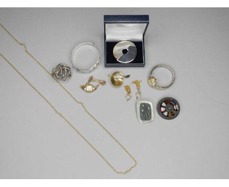 A yellow metal spray brooch, stamped '750 FJ', together with a pair of yellow metal tassel earrings, not stamped, a gold plat